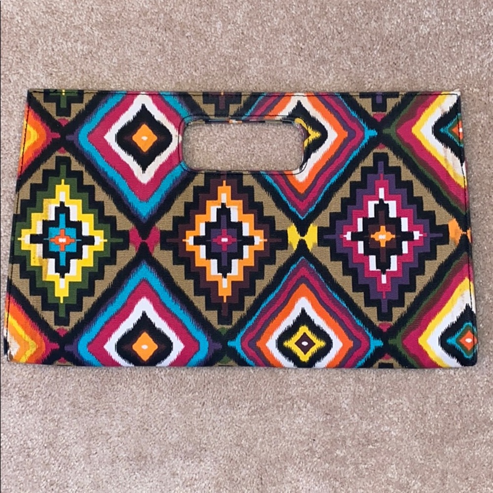Multi-colored patterned clutch